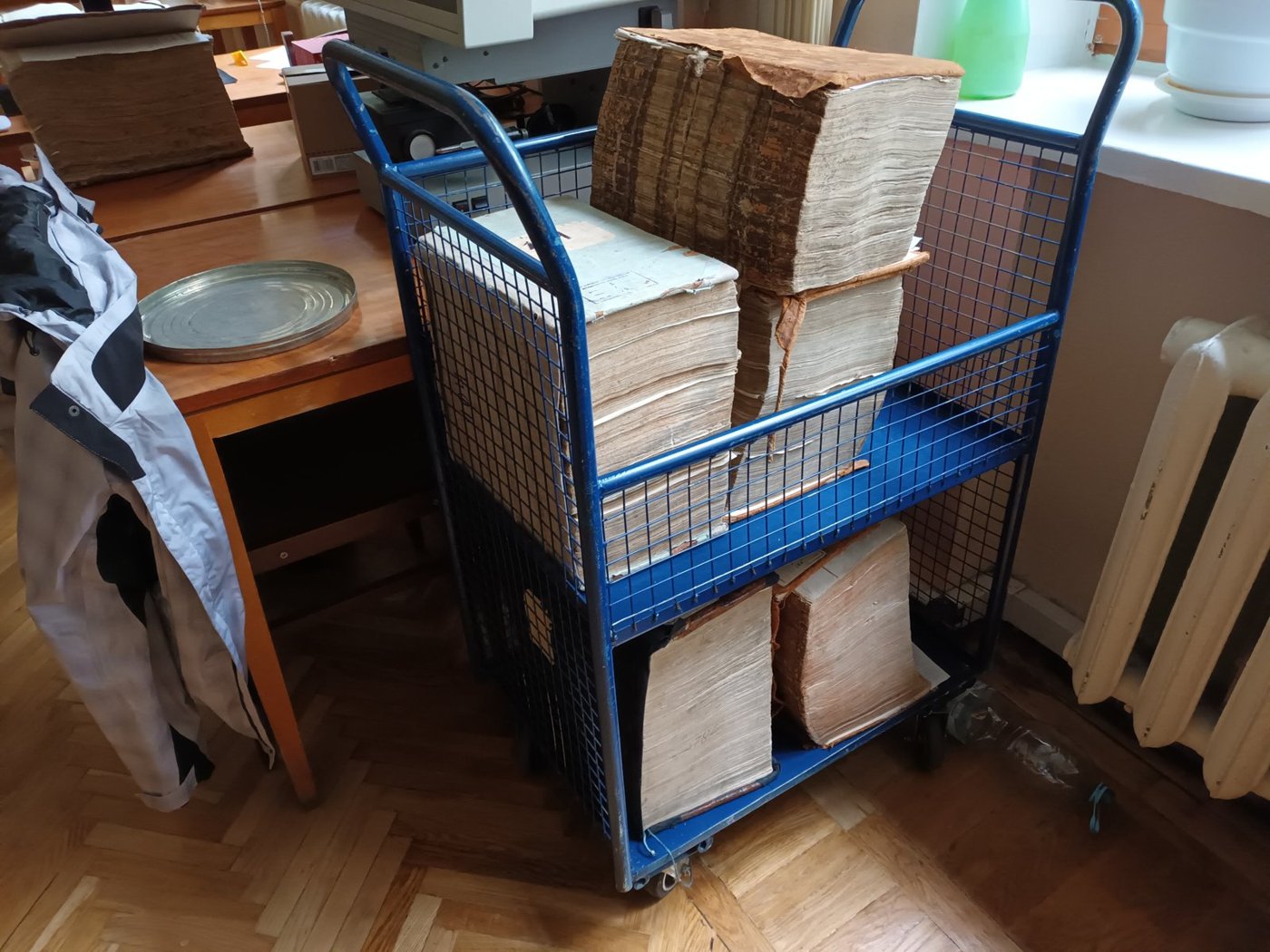 Wózek z księgami w archiwum