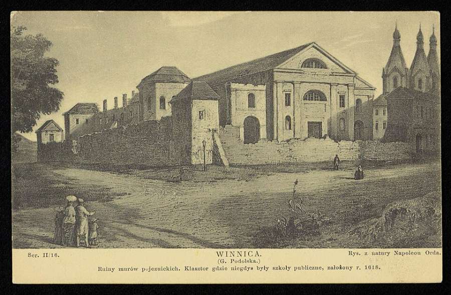 Winnica – mury pojezuickie (klasztor i kolegium założone w 1618 r.), od których dekret z 1790 r. wyznaczał pierzeję rynku; pocztówka z lat 1910–1930. Domena publiczna, Wikimedia Commons.
